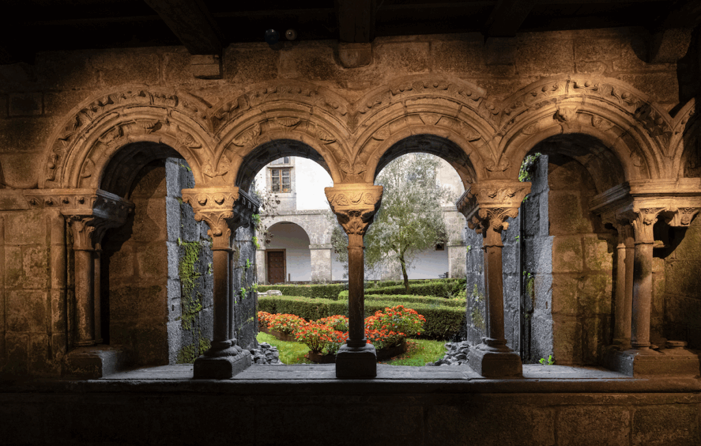 Nova iluminación do claustro