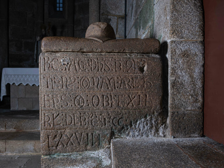 Epitaphium sepulcrale de Bernardo II, arzobispo de Santiago de Compostela