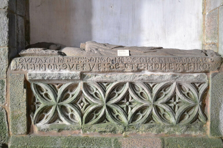 Monumentum aedificationis de Gómez González de Canabal, prior de la Colegiata de Santa María la Real de Sar